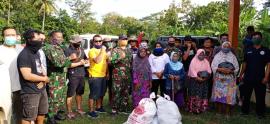Penyaluran bantuan paket sembako oleh Komunitas IOF 4x4 GK bersama Kodim bagi warga masyarakat Desa 
